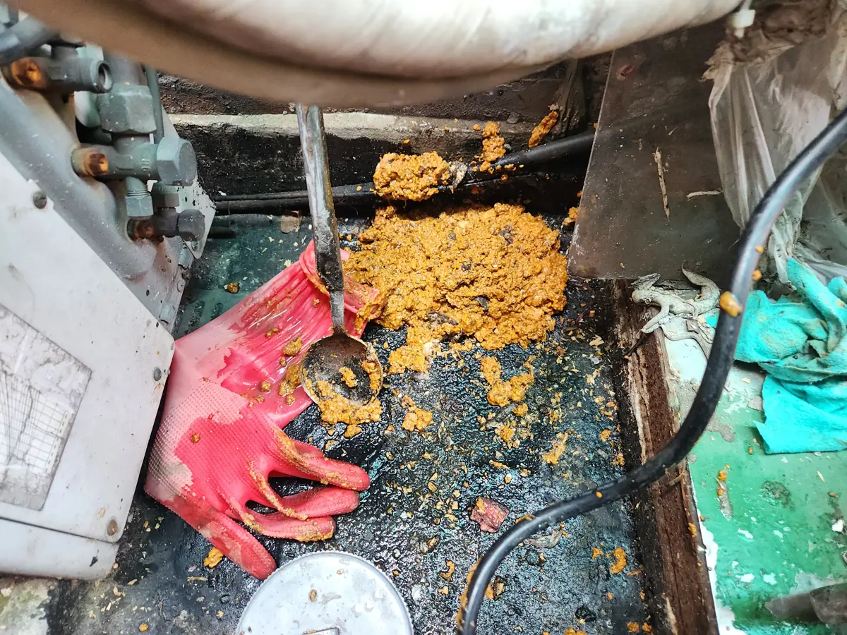 배관에서 퍼낸 기름 찌꺼기
